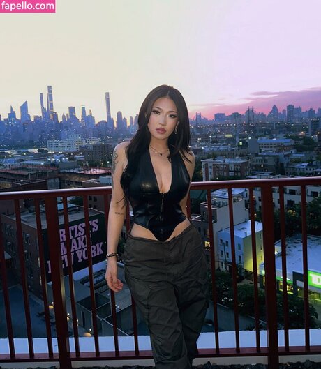 曲線美の熟女オンリーファンズ トップ 画像