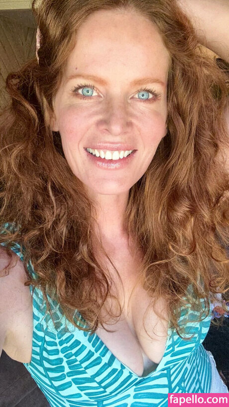 Rebecca Mader セクシーなポルノスター アーカイブ