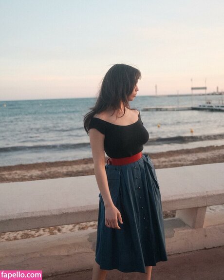 Anika Vishwanath 裸のポルノスター 画像