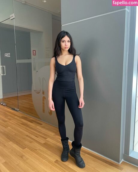 Anika Vishwanath ヌードスター 写真