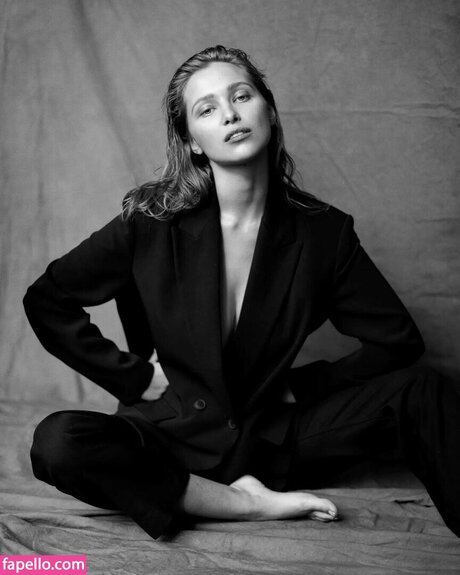 Laura Oganessian ポルノスター セクシー 写真