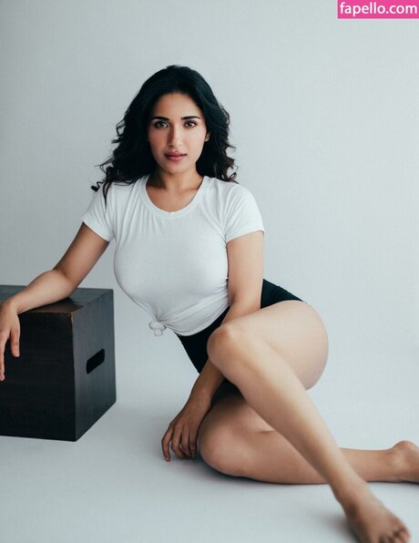 Ruhani Sharma ヌード女優 写真