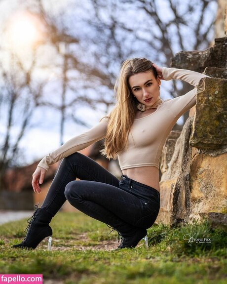 Larissa Schmiederer 可愛い女優 写真