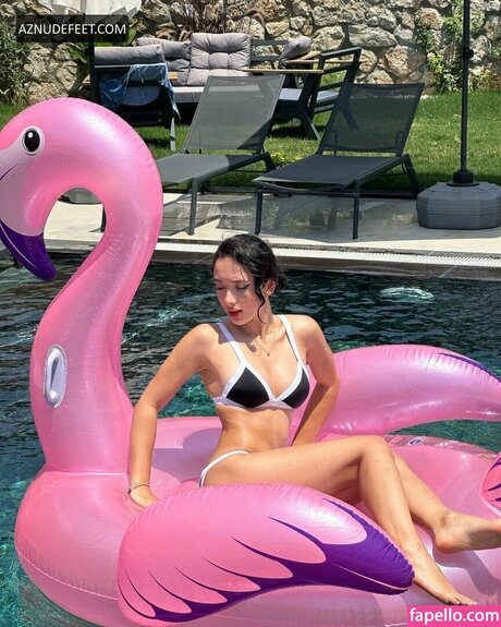 オイルを塗った黒檀のOnlyFans ポルノ 写真