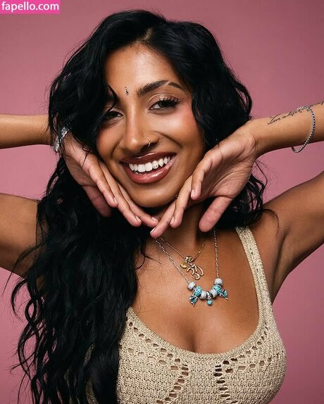 Lara Raj 裸モデル 写真