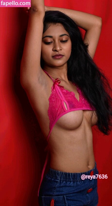 Reya Ghosh 裸の女優 写真
