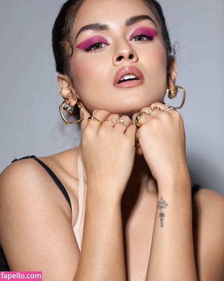 Avneet Kaur ポルノモデル ギャラリー