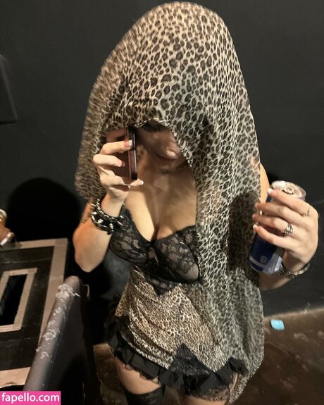 Trinity Manaj ヌードモデル 写真