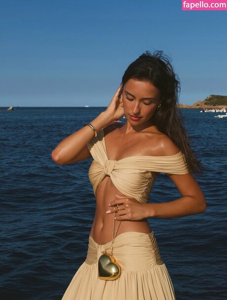 Alexandra Saint Mleux 裸のスター 写真