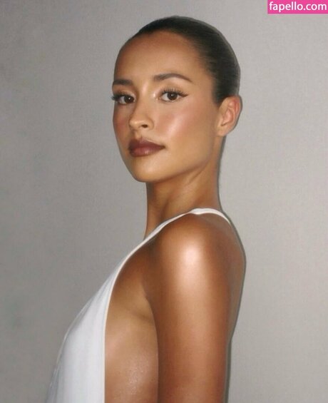 Alexandra Saint Mleux 美しいモデル 写真