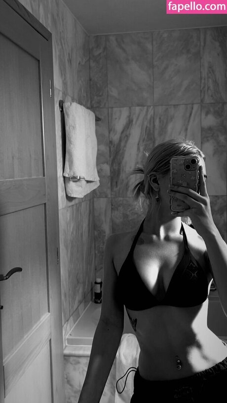 Neea Kuosmanen 美しいスター 写真