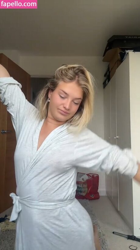 Harriet Cowan From Clarkson s Farm セクシーなスター 画像