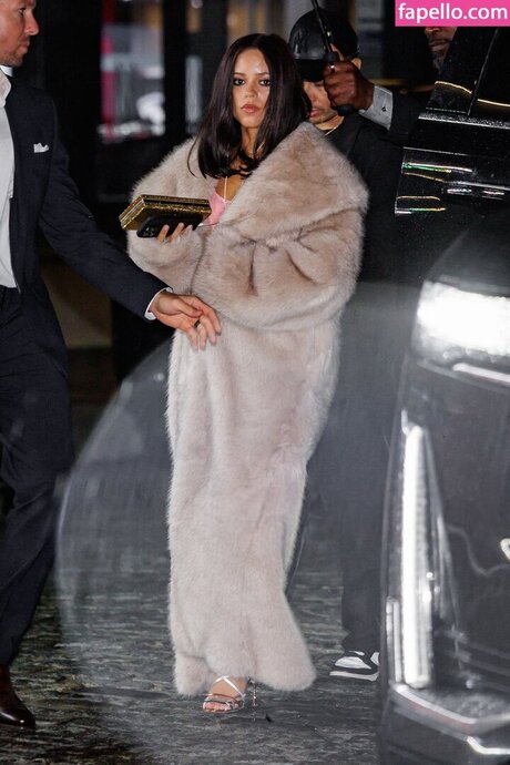 Jenna Ortega ホットなポルノスター ギャラリー