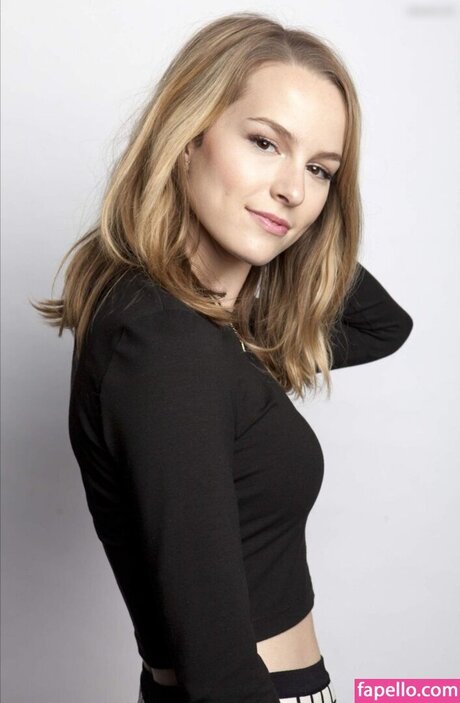 Bridgit Mendler アダルトモデル 写真