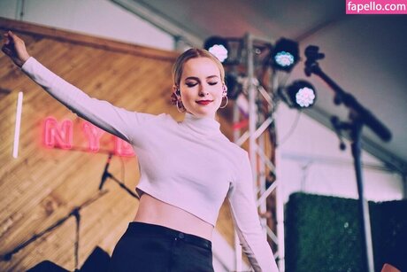 Bridgit Mendler HDモデル 画像