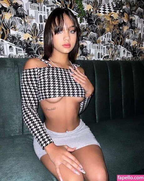 Ashley Mariel Sanchez ヌードモデル 写真