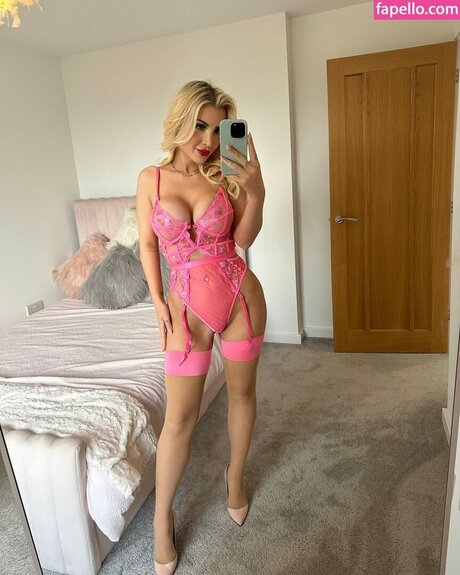 ストラップオンオンリーファンズ セクシー 写真