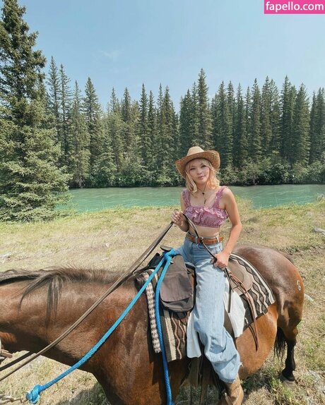 Taylor Hickson ホットなモデル 写真