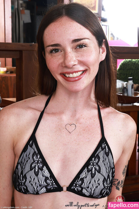 Tess Thompson 美しいスター 写真