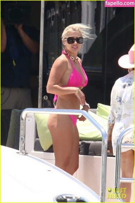 Savannah Chrisley ポルノモデル 写真