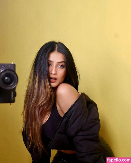 Shambhavi Singh アダルトモデル 写真