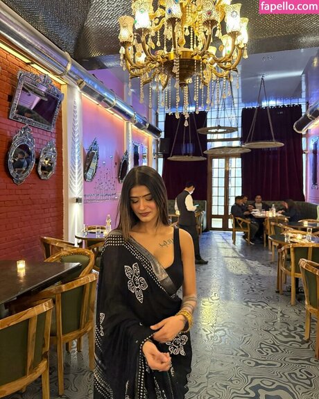 Shambhavi Singh ホットなポルノスター 写真
