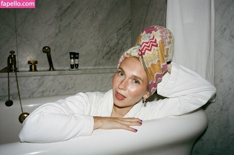 Veronika Slowikowska 裸モデル 写真