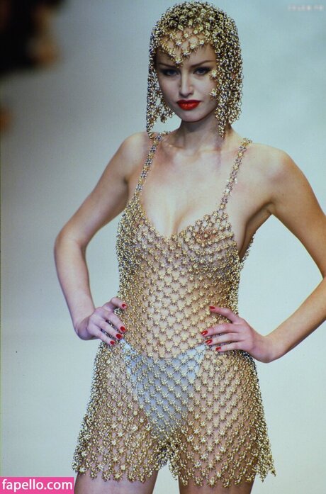 Adriana Karembeu ヌードモデル 写真