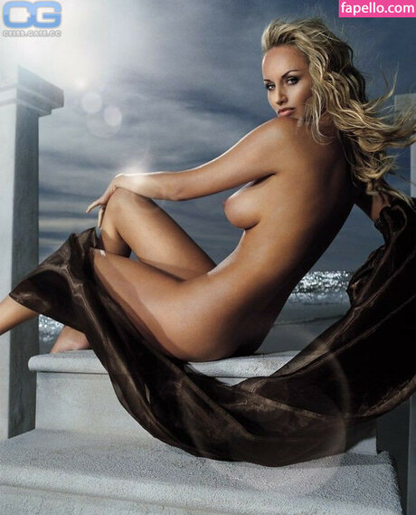 Adriana Karembeu 裸のポルノスター 写真