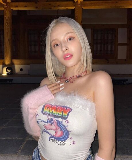 Nancy Momoland 裸のポルノスター 画像