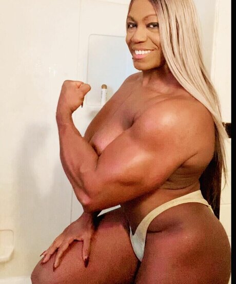Carla Bradley スター ヌード 画像