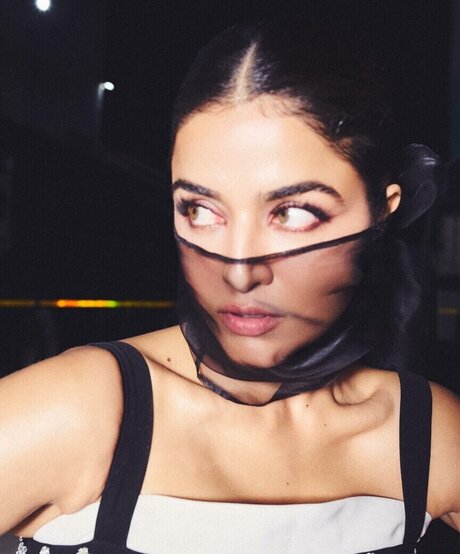 Wamiqa Gabbi 裸のスター アーカイブ