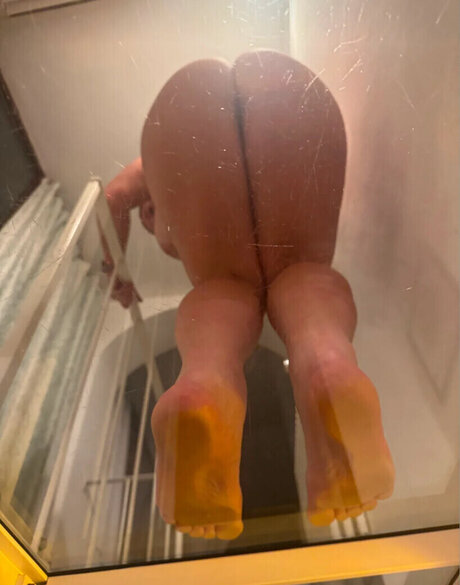 アジア人のおっぱいオンリーファンズ セクシーヌード 写真