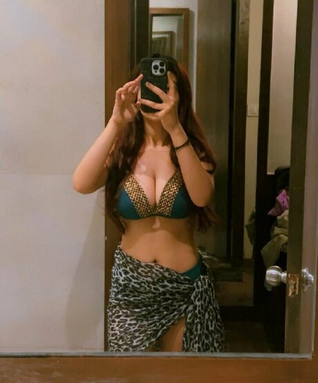 Riya Pandey 素敵なポルノスター 写真