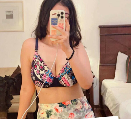 Riya Pandey ヌードスター 画像