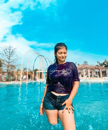 Riya Pandey スター ヌード 写真