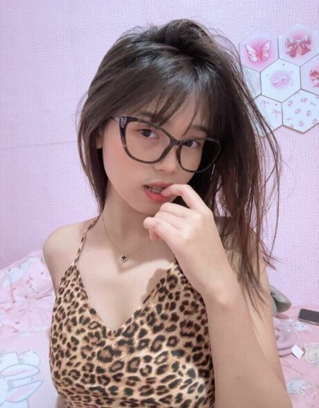Riska Saputri スター ヌード 写真
