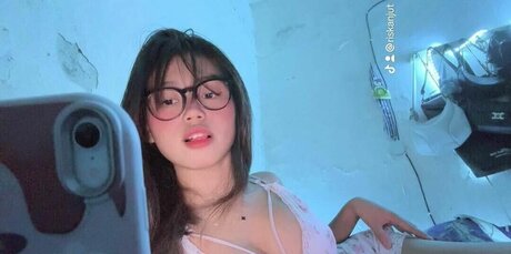 Riska Saputri 完璧なモデル 写真