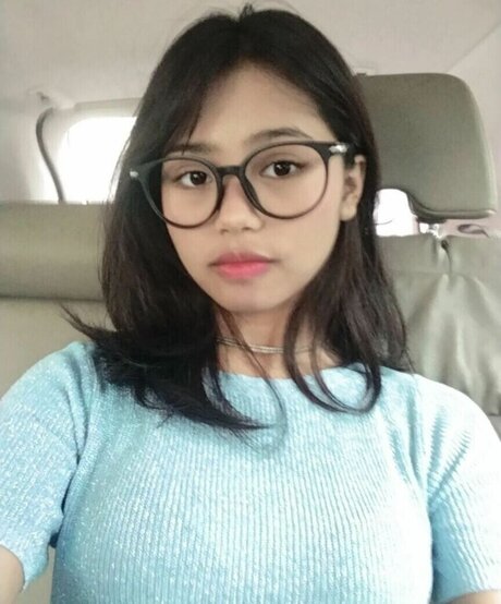 Riska Saputri ポルノスター 写真
