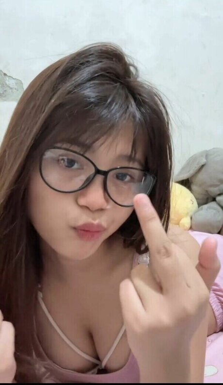 Riska Saputri 裸モデル 写真
