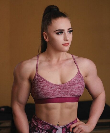 Julia Vins ホットスター 写真