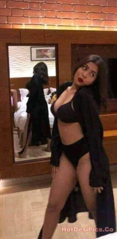 Nudrat Zahra Chowdhury 完璧なポルノスター 写真