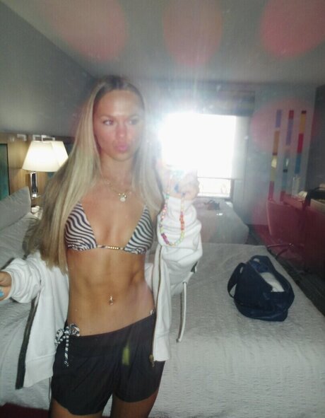 Chloe Rigdon アートモデル 画像