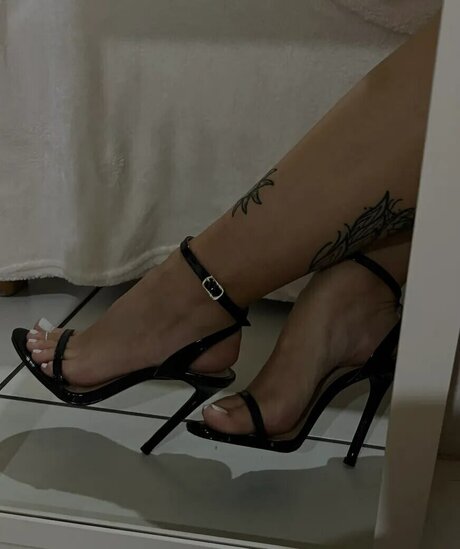 Julia Lara 裸のモデル 写真