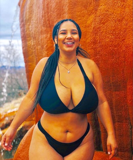 Katelyn Folasade ヌードスター 写真