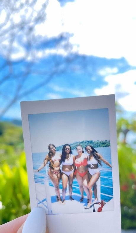 Katelyn Folasade ヌードモデル 写真