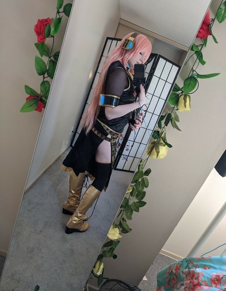 Dera Megurine ヌードスター 写真