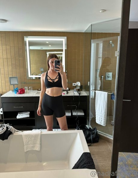 nadiafoxx69 独占女優 写真