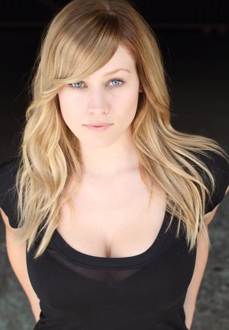 Olivia Taylor Dudley ポルノスター アート 画像