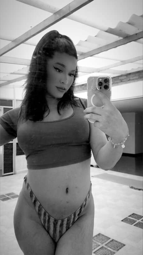 floryn susana ヌード女優 画像